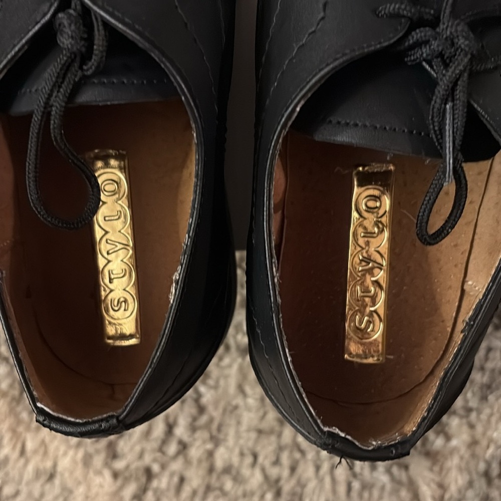 Worn twice men’s black dress shoes with laces. Size 8. - Picture 2 of 4
